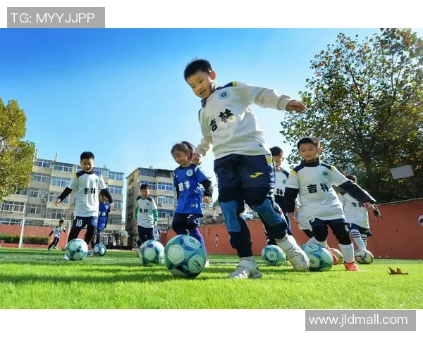 笑容点亮绿茵场足球激情与快乐的完美结合