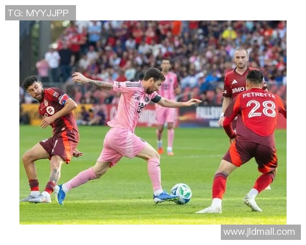 美国队足球服设计理念与文化象征的深度解析与发展历程探讨