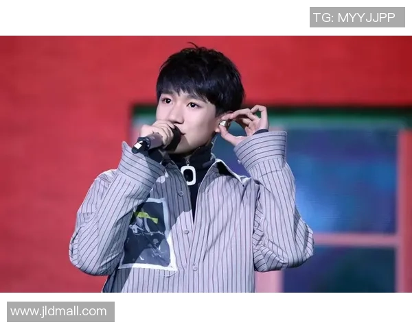 足球小曼的成长之路：从青涩少年到绿茵场上的闪耀明星